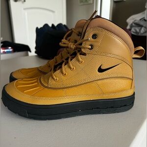 Nike Woodside 2 High Beige Boot Size 6.5 Y